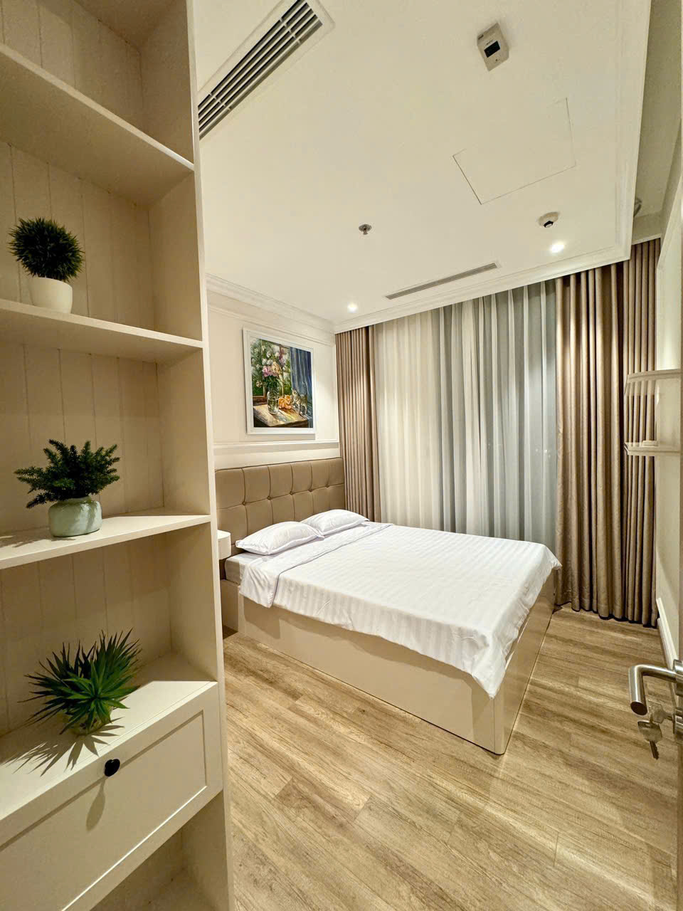 Cho thuê căn hộ 2 phòng ngủ rộng tại tòa Landmark 7