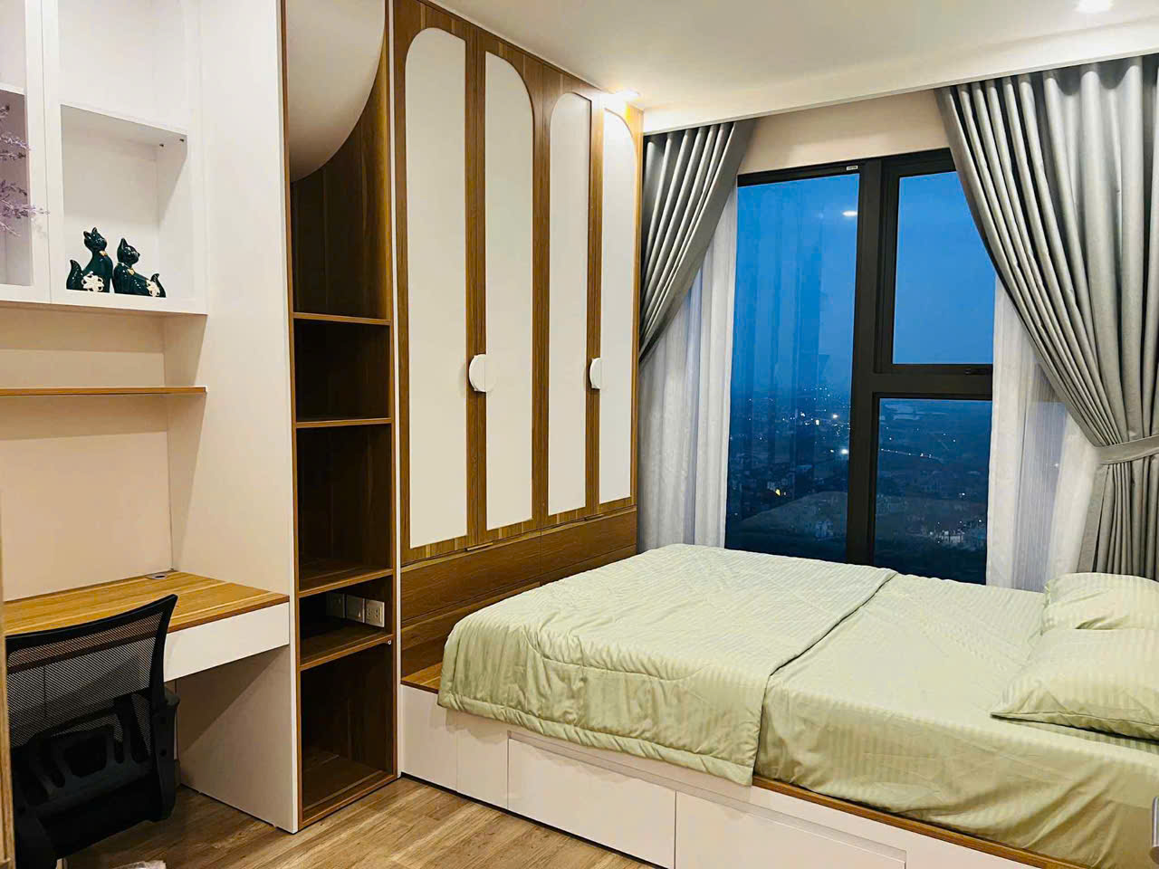 Cho thuê căn hộ 3 phòng ngủ ,đủ đồ bên tòa Haven Park Ecopark văn giang 5