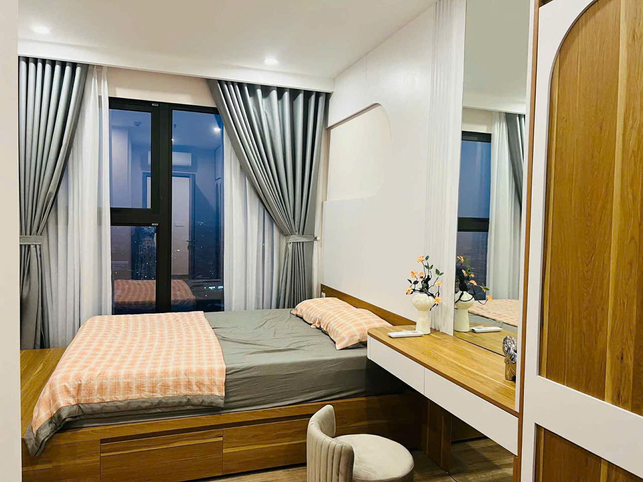 Cho thuê căn hộ 3 phòng ngủ ,đủ đồ bên tòa Haven Park Ecopark văn giang 7