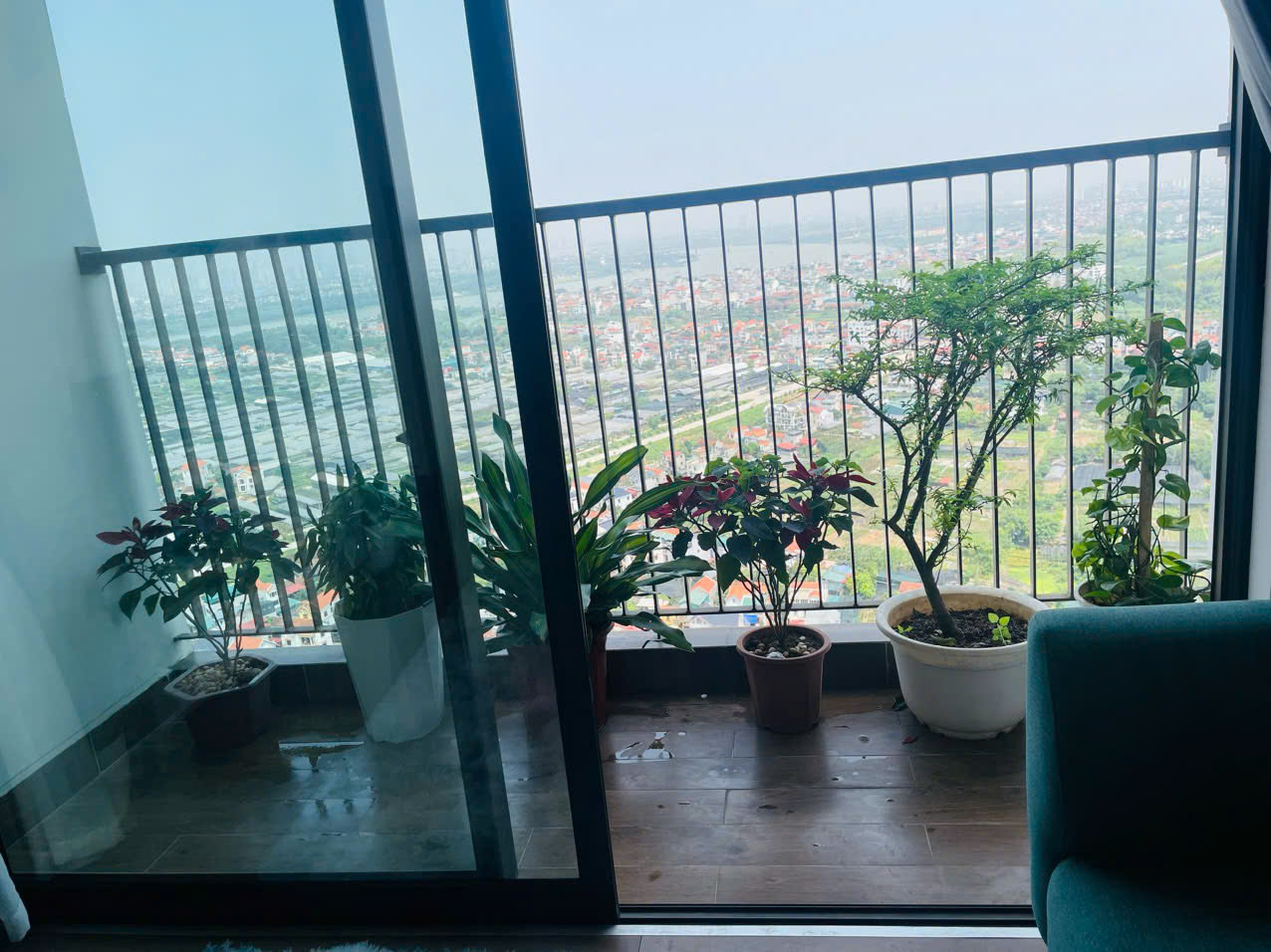 Cho thuê căn hộ 3 phòng ngủ, đủ đồ đẹp bên tòa Sky Oasis Ecopark 10