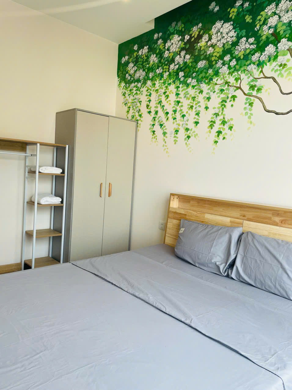 Cho thuê căn hộ 3 phòng ngủ, đủ đồ đẹp bên tòa Sky Oasis Ecopark 4