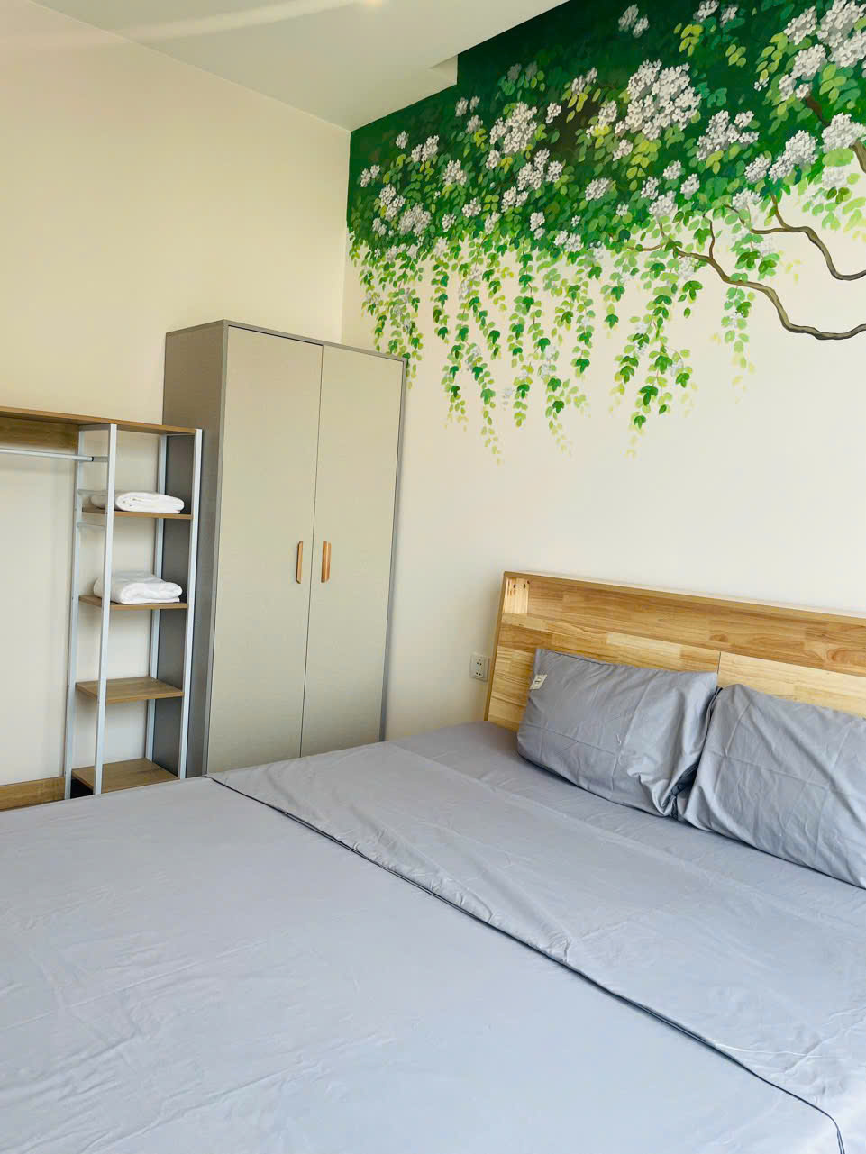 Cho thuê căn hộ 3 phòng ngủ, đủ đồ đẹp bên tòa Sky Oasis Ecopark 9