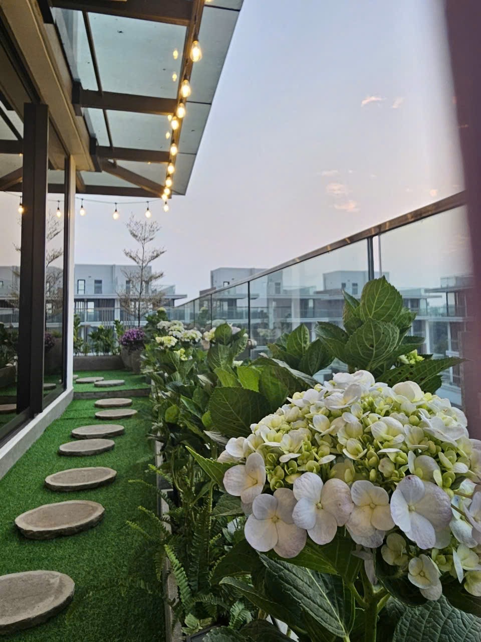 Cho thuê căn hộ 60m2 + 40m sân vườn, 2 phòng ngủ đủ đồ bên tòa Solforest Ecopark 13