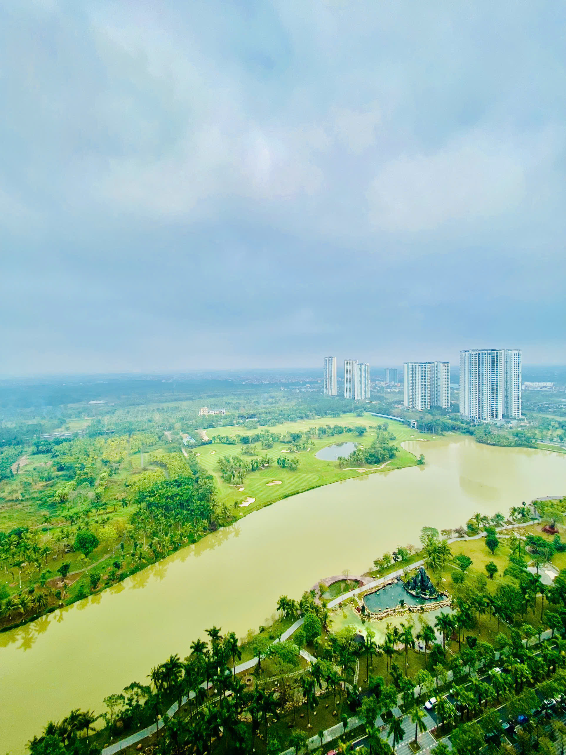 Cho thuê căn hộ cao cấp 3 phòng ngủ, full đồ cao cấp bên tòa Landmark Ecopark 7