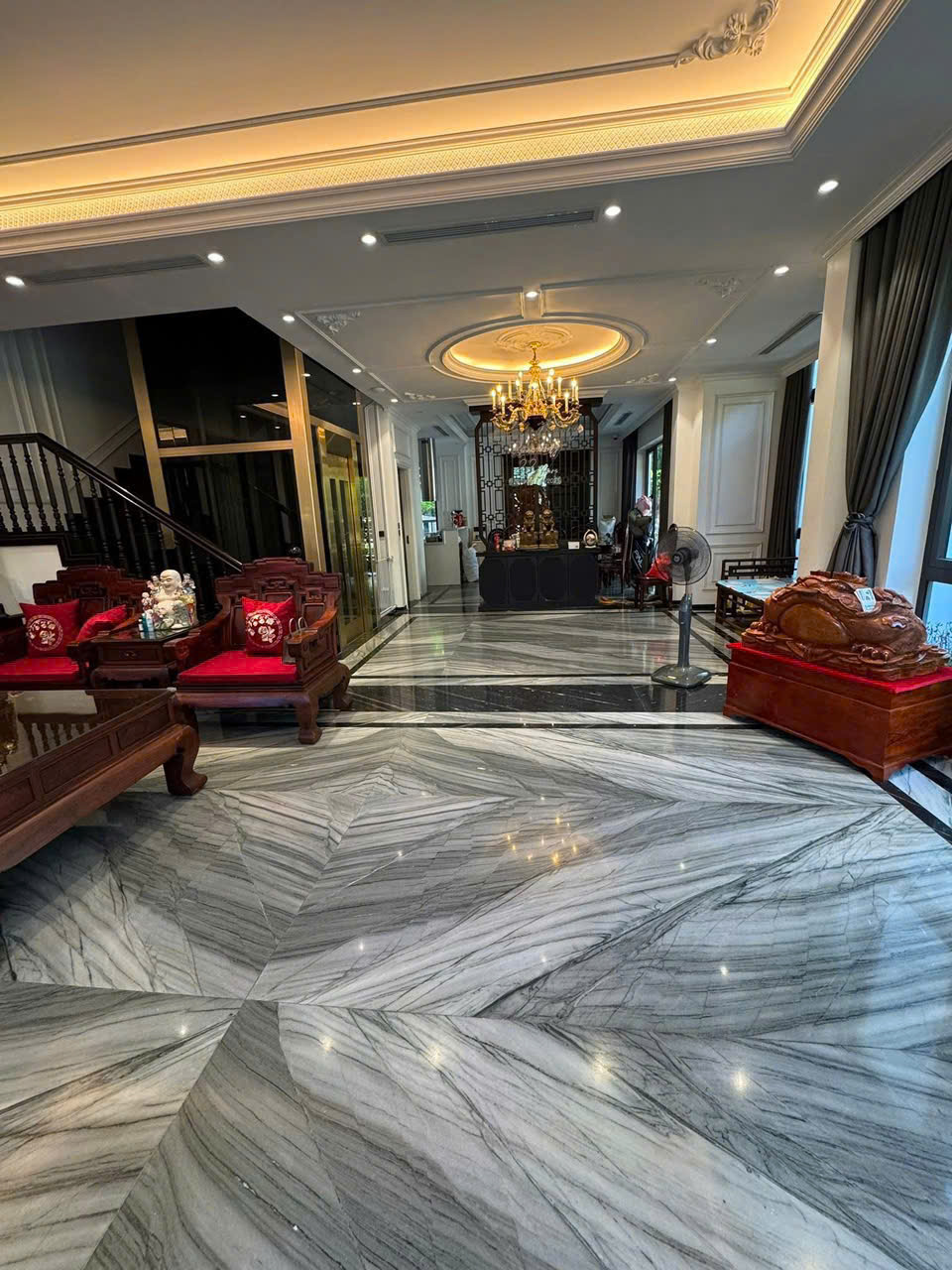 Biệt thự 200m2, 4 phòng ngủ, đầy đủ đồ có view sông và thang máy bên Vinhomes riverside  cho thuê
