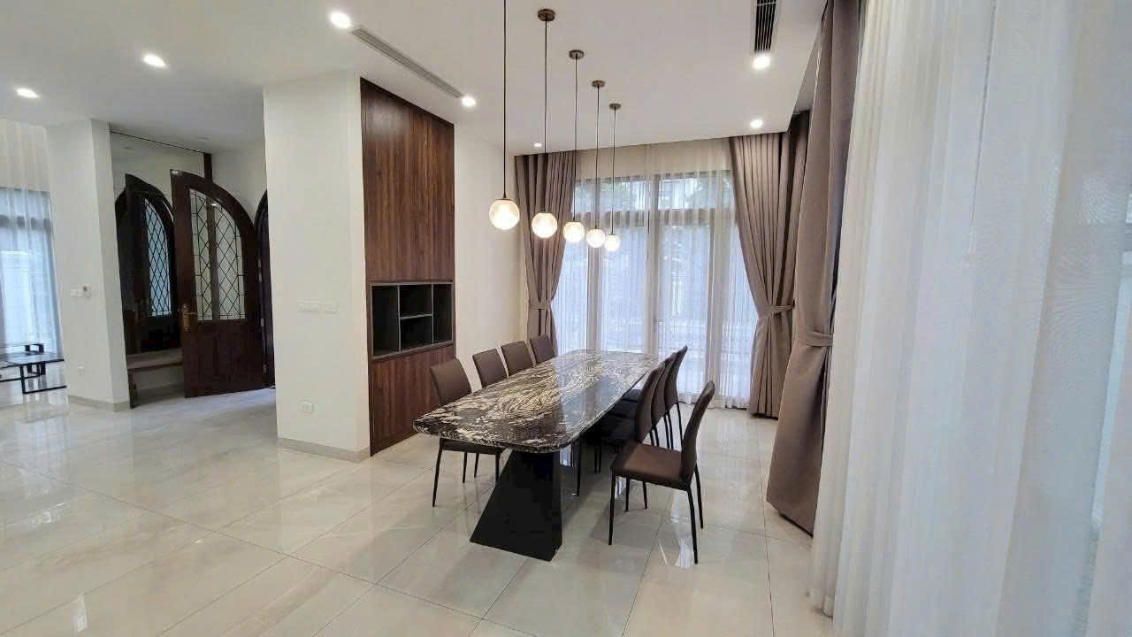 Biệt thự đơn lập 320m2, 4 phòng ngủ, đủ đồ bên Hamony Vinhomes Riverside Long Biên cho thuê