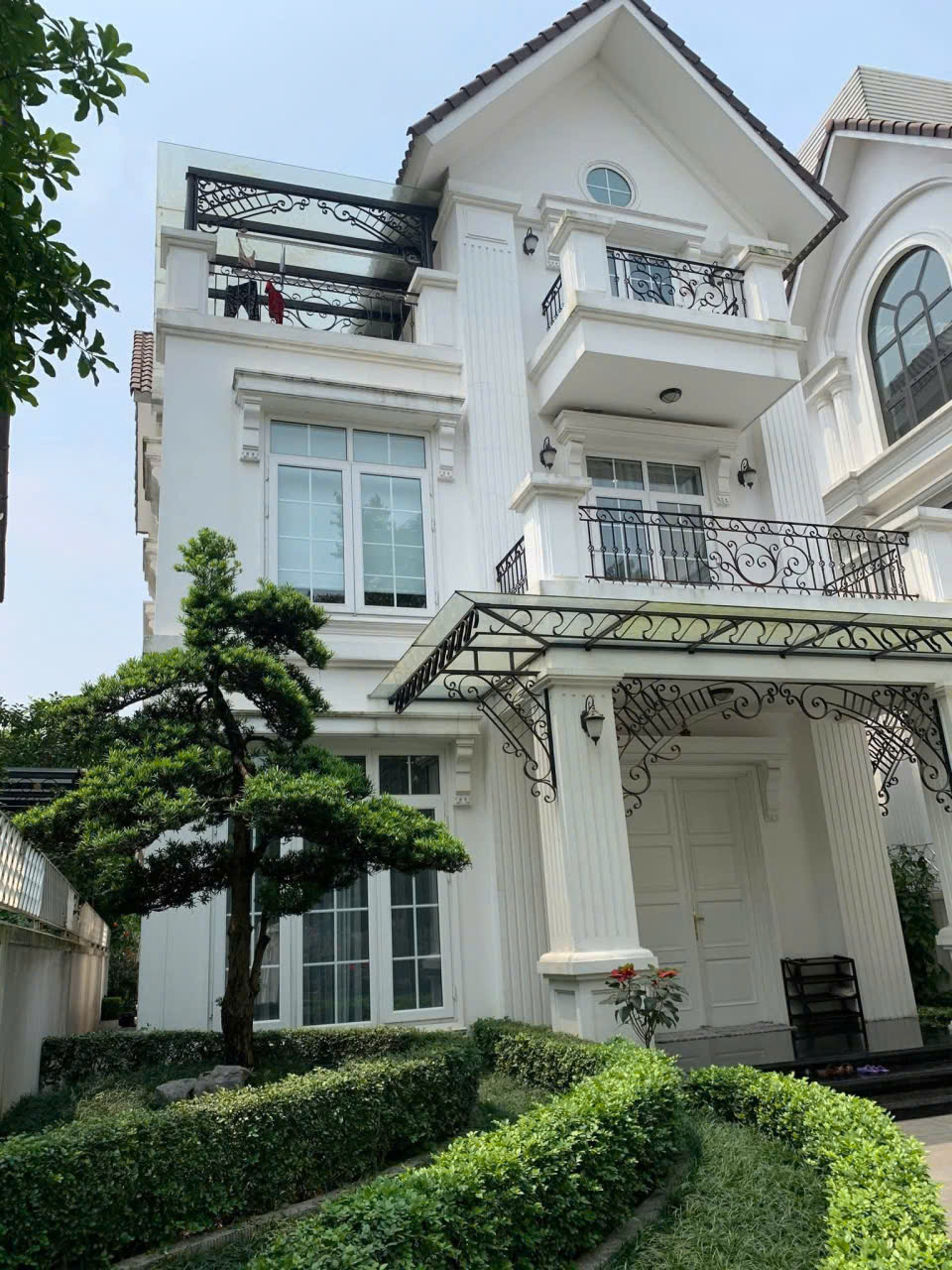 Biệt thự đơn lập 400m2, có view sông ,full đồ bên Vinhomes Riverside long Biên cần cho thuê