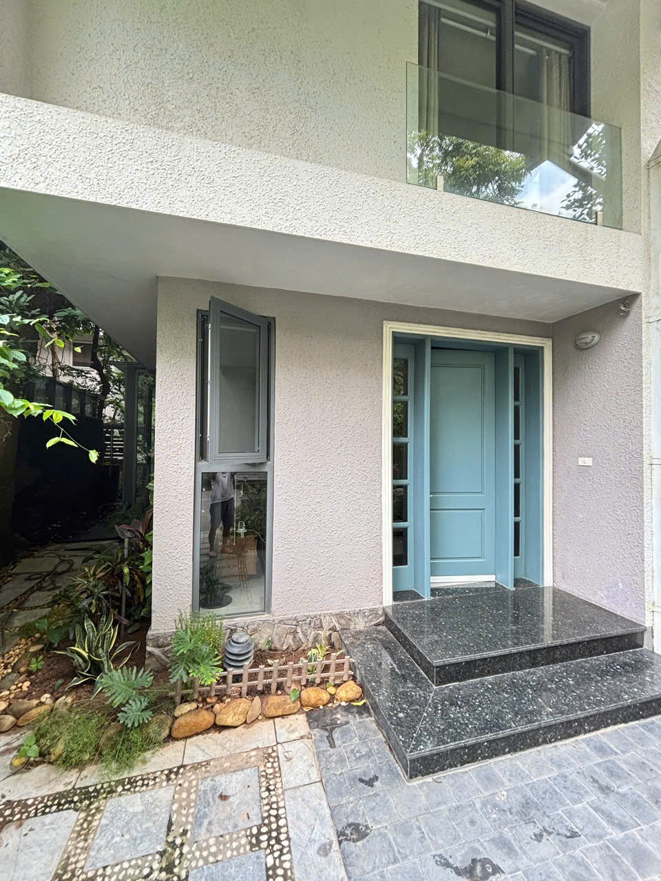 Biệt thự song lập, 3 phòng ngủ, đầy đủ nội thất đẹp bên Vườn tùng Ecopark cần cho thuê