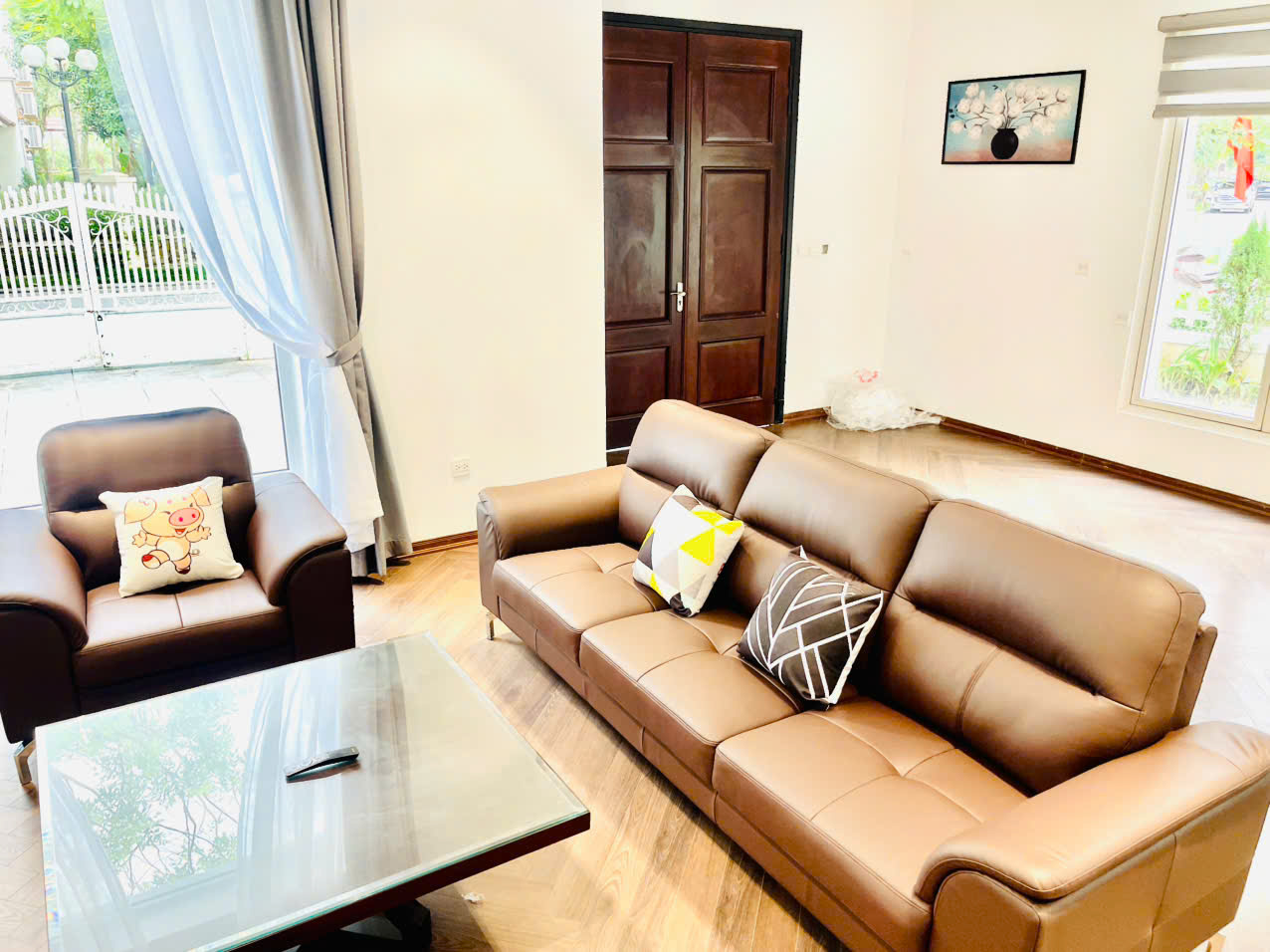 Biệt thự song lập 4 phòng ngủ, đầy đủ đồ ,có view sông bên Vinhomes Riverside cần cho thuê