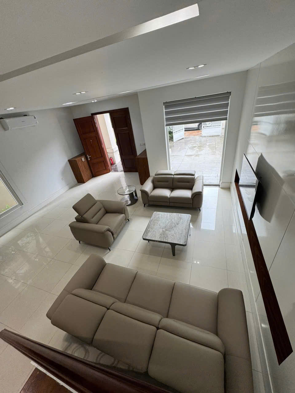 Biệt thự song lập 4 phòng ngủ, đủ đồ có view sông bên Vinhomes Riverside Long biên cho thuê