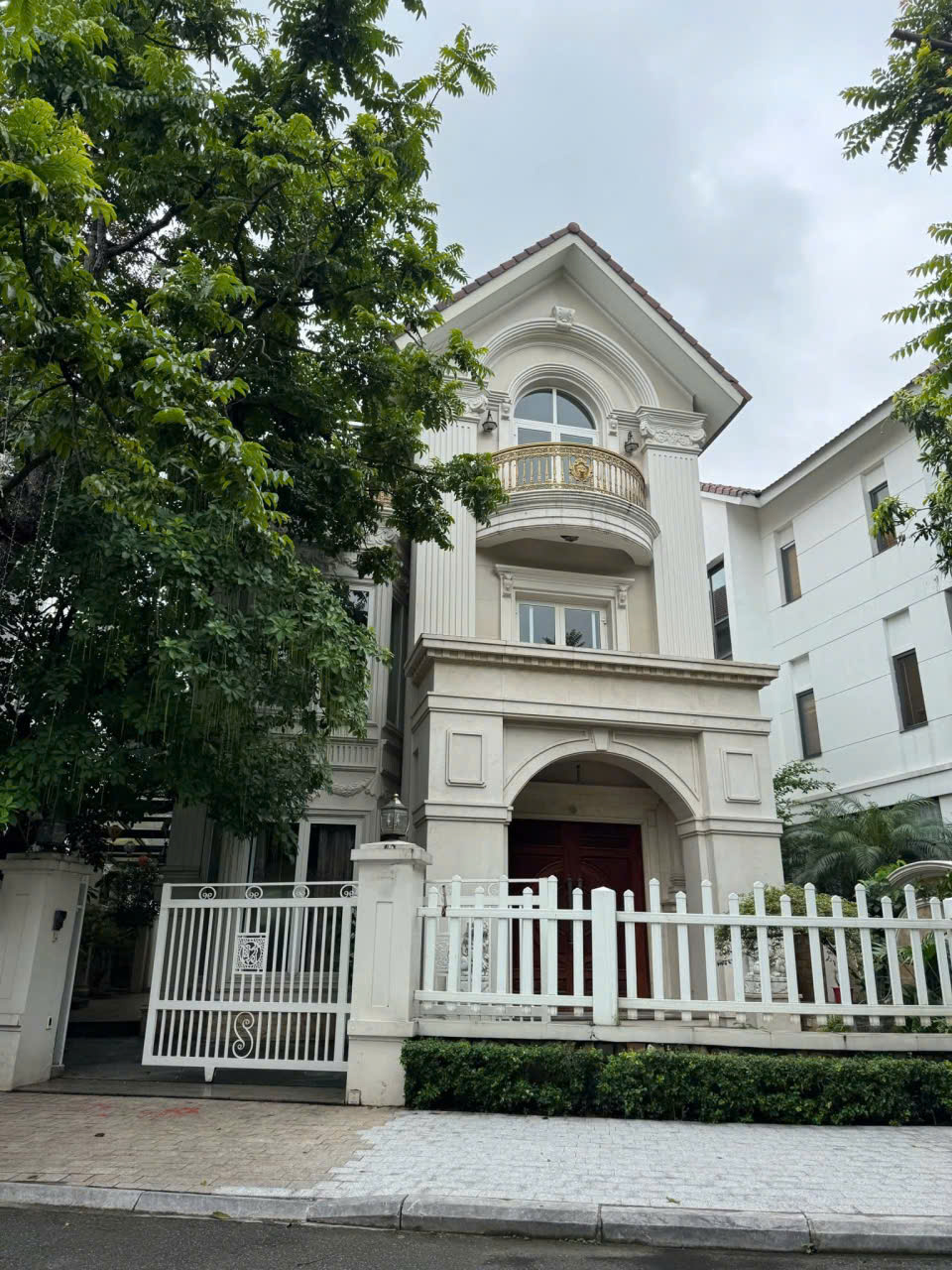 Biệt thự song lập 4 phòng ngủ, nội thất đẹp, có view sông bên Vinhomes Riverside Long biên cho thuê