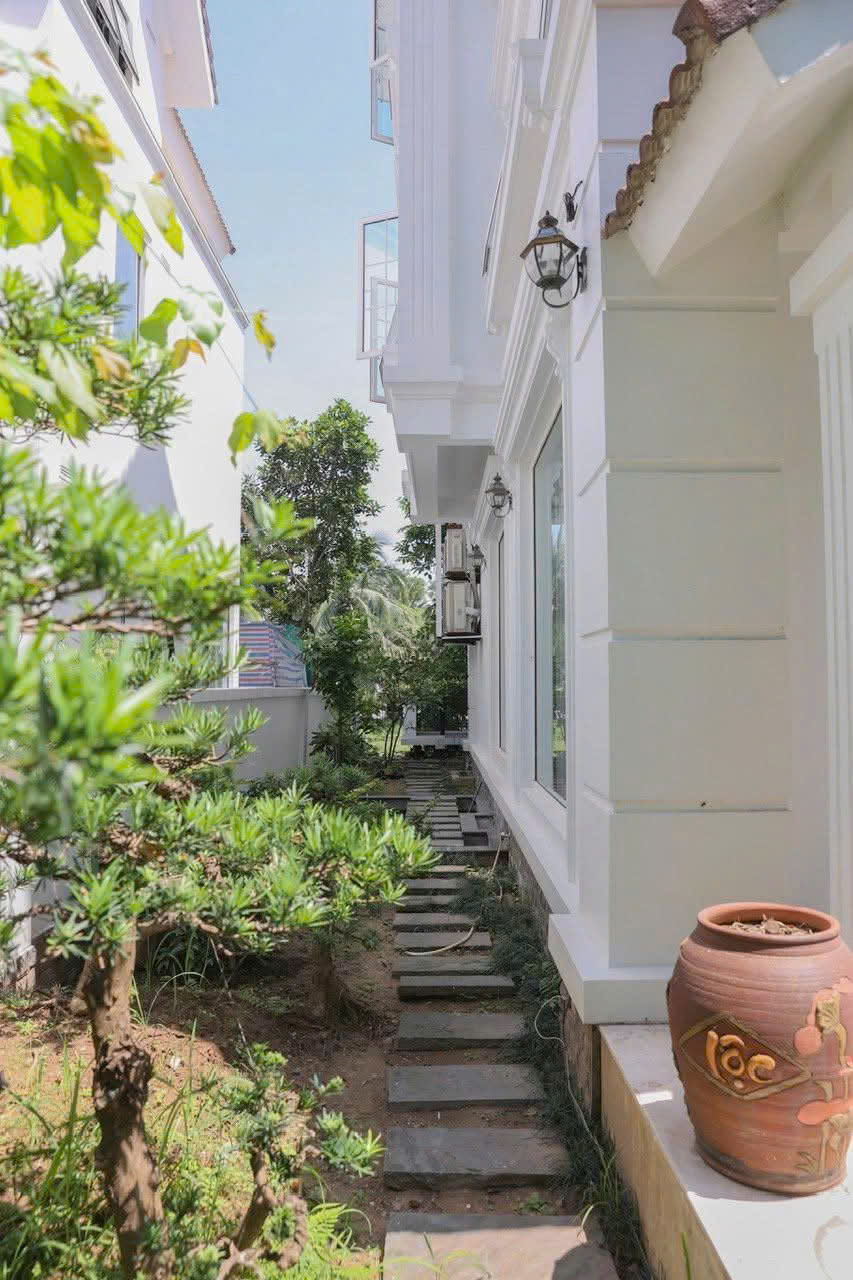 Biệt thự song lập sân vườn 4 phòng ngủ,đầy đủ đồ bên Vinhomes Riverside Long biên cho thuê