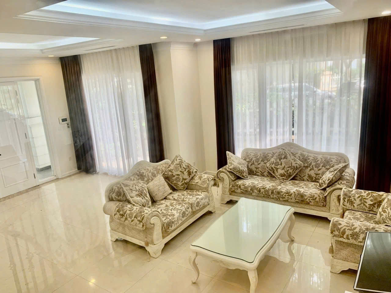 Căn Biệt thự Đơn lập  có sân vườn 250m2,4 phòng ngủ, đủ đồ bên vinhomes Riverside cần cho thuê