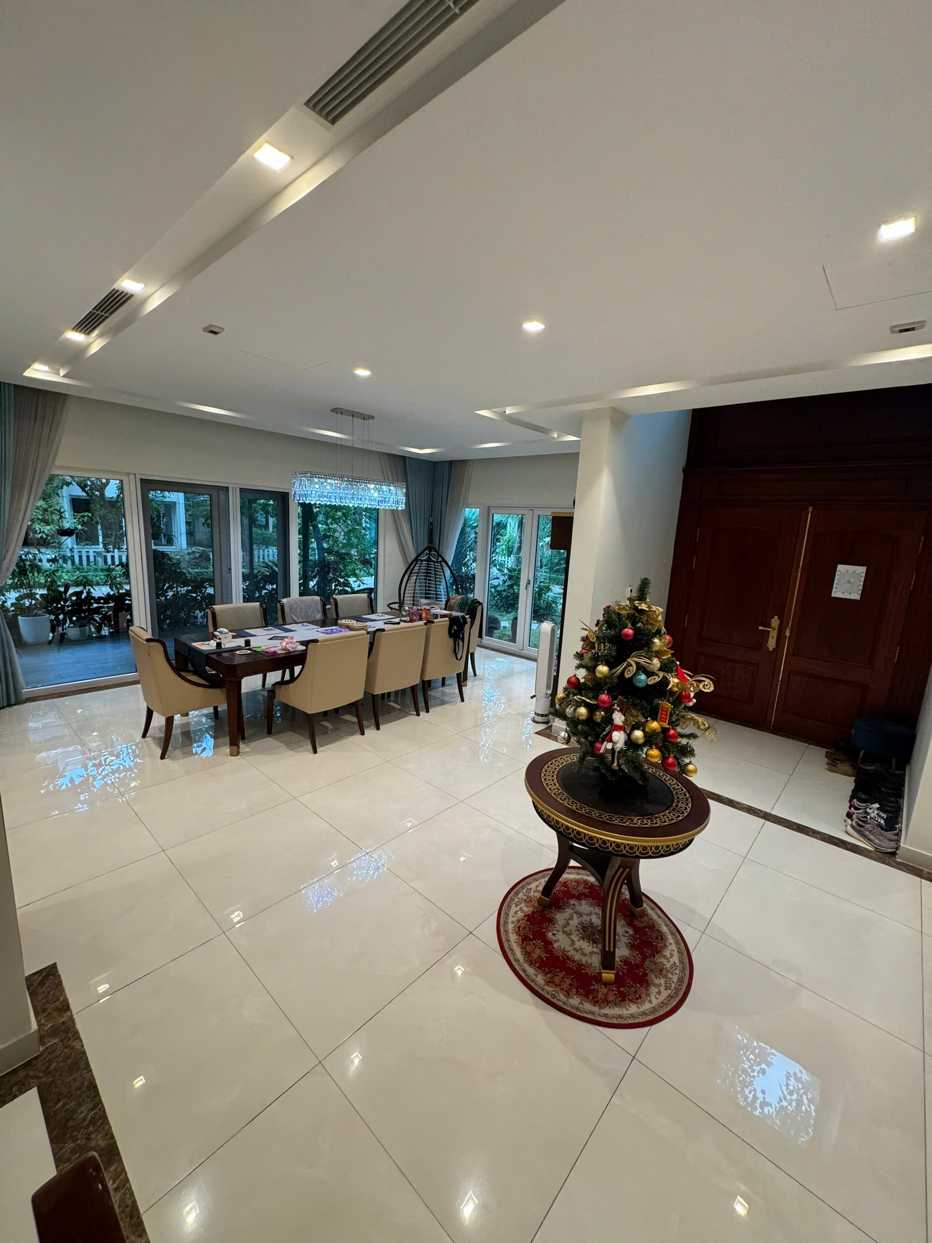 Căn Biệt thự đơn lập góc 325m2, 3 phòng ngủ, đủ đồ đẹp bên vườn tùng Ecopark cần bán