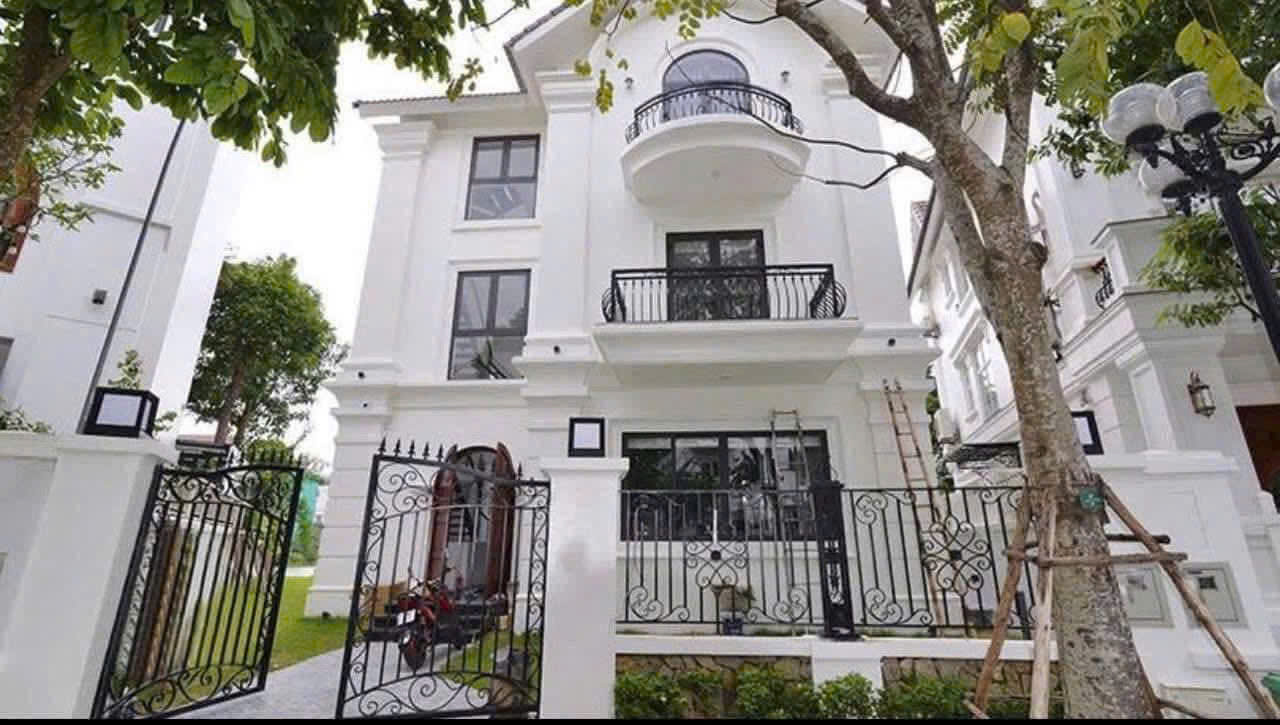Căn Biệt Thự Đơn lập sân vườn rộng, cạnh sông,full đồ bên Vinhomes Riverside long biên cho thuê