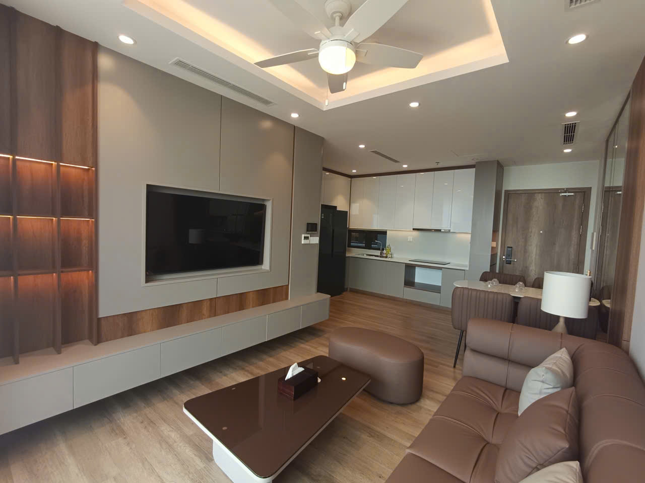 Căn hộ 3 phòng ngủ, đủ đồ đẹp bên tòa L2 Landmark Ecopark cho thuê