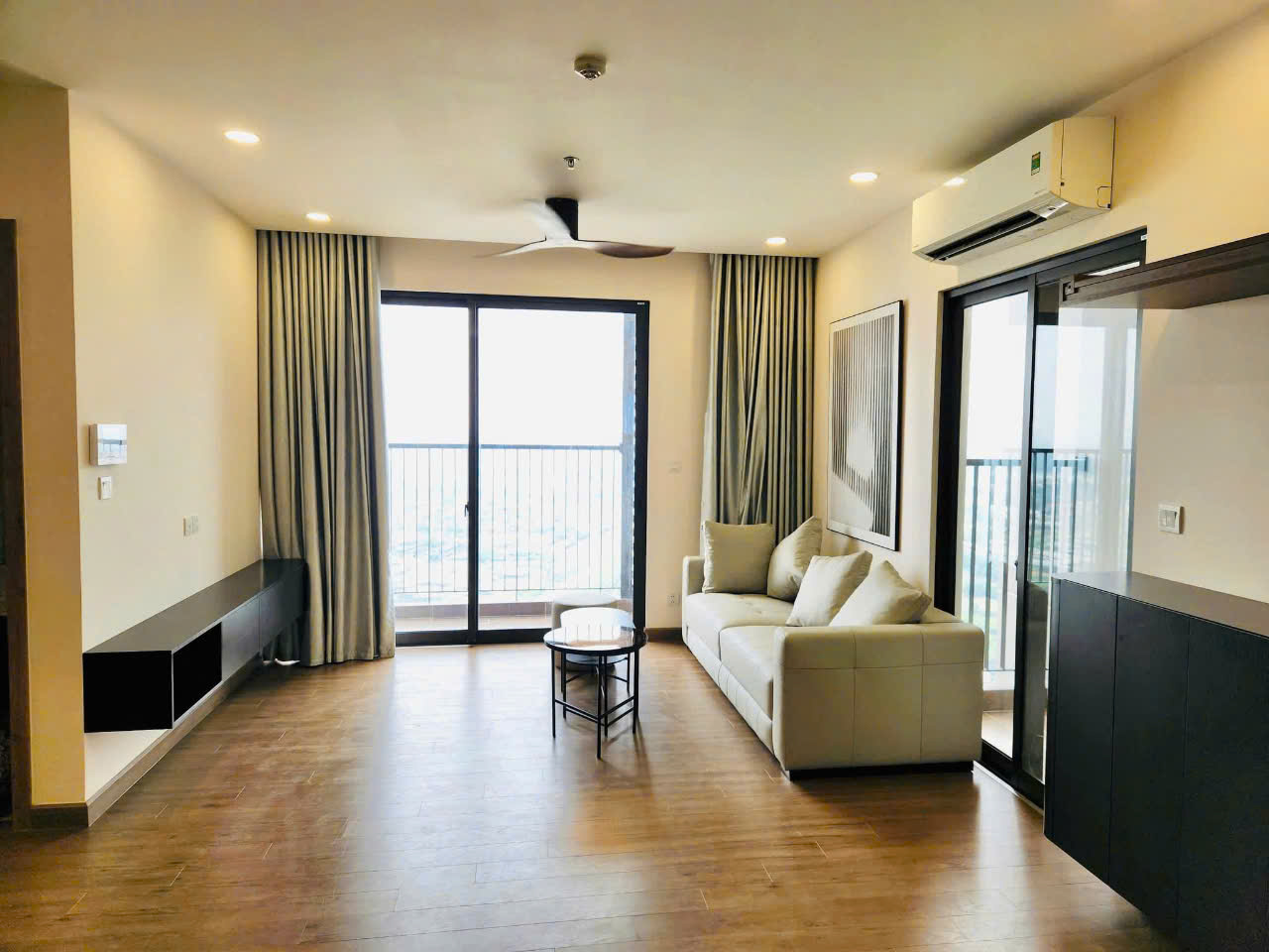 Căn hộ 83m2,2 phòng ngủ,đủ đồ bên tòa Sky Oasis Ecopark cho thuê