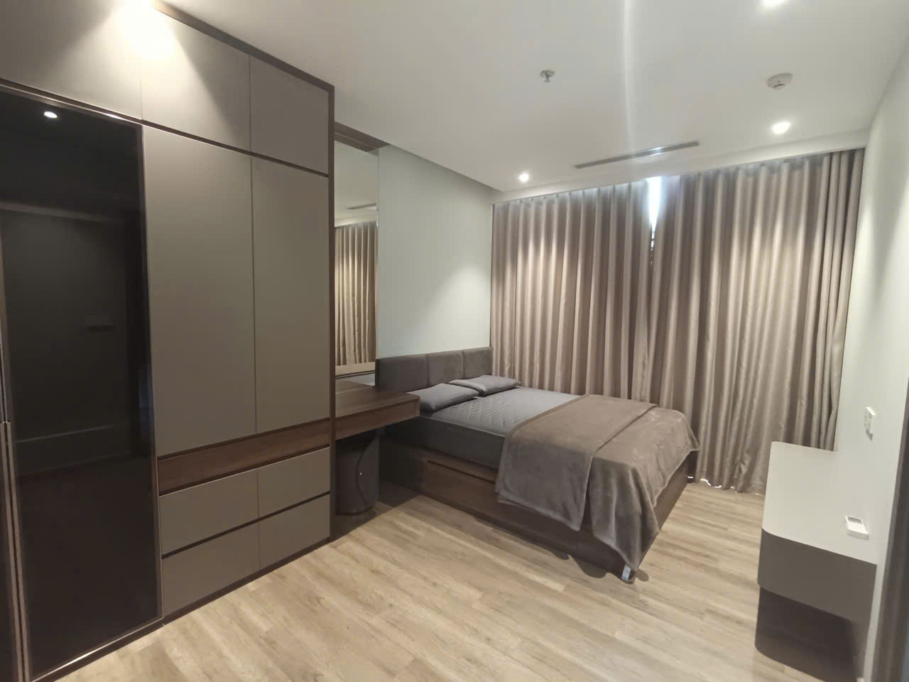 căn hộ cao cấp 3 phòng ngủ tòa L2 The Landmark Ecopark cần cho thuê, với đầy đủ nội thất hiện đại, sẵn sàng đón khách vào ở ngay.