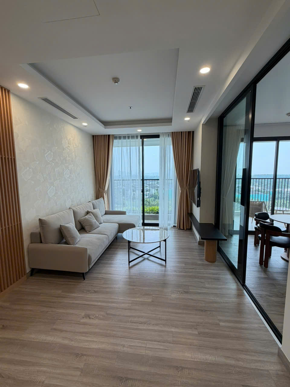 Căn Hộ Mới, Tầng Trung, View BT Đảo Tòa Sky Forest Ecopark: 94m2, 2 Phòng Ngủ Rộng, Full Nội Thất Mới Cần Cho Thuê
