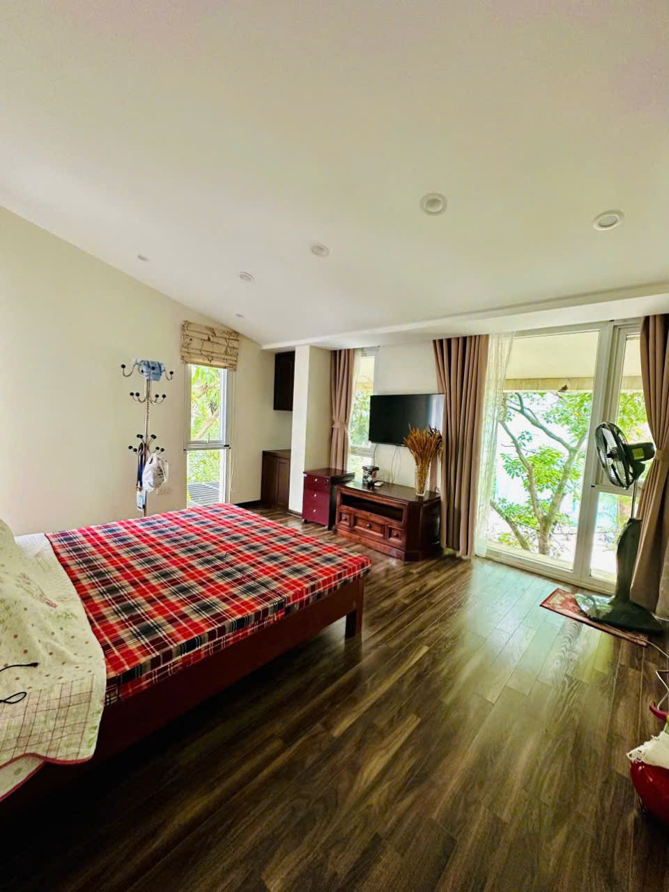 Cho thuê căn Biệt Thự Song Lập 162m2,3 phòng ngủ, đủ đồ bên vườn tùng Ecopark
