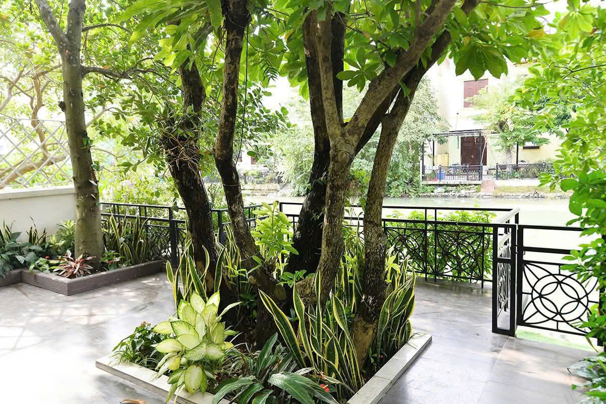 Cho thuê căn Biệt thự song lập có sân vườn, 5 phòng ngủ,đủ đồ bên vinhomes Riverside Long biên