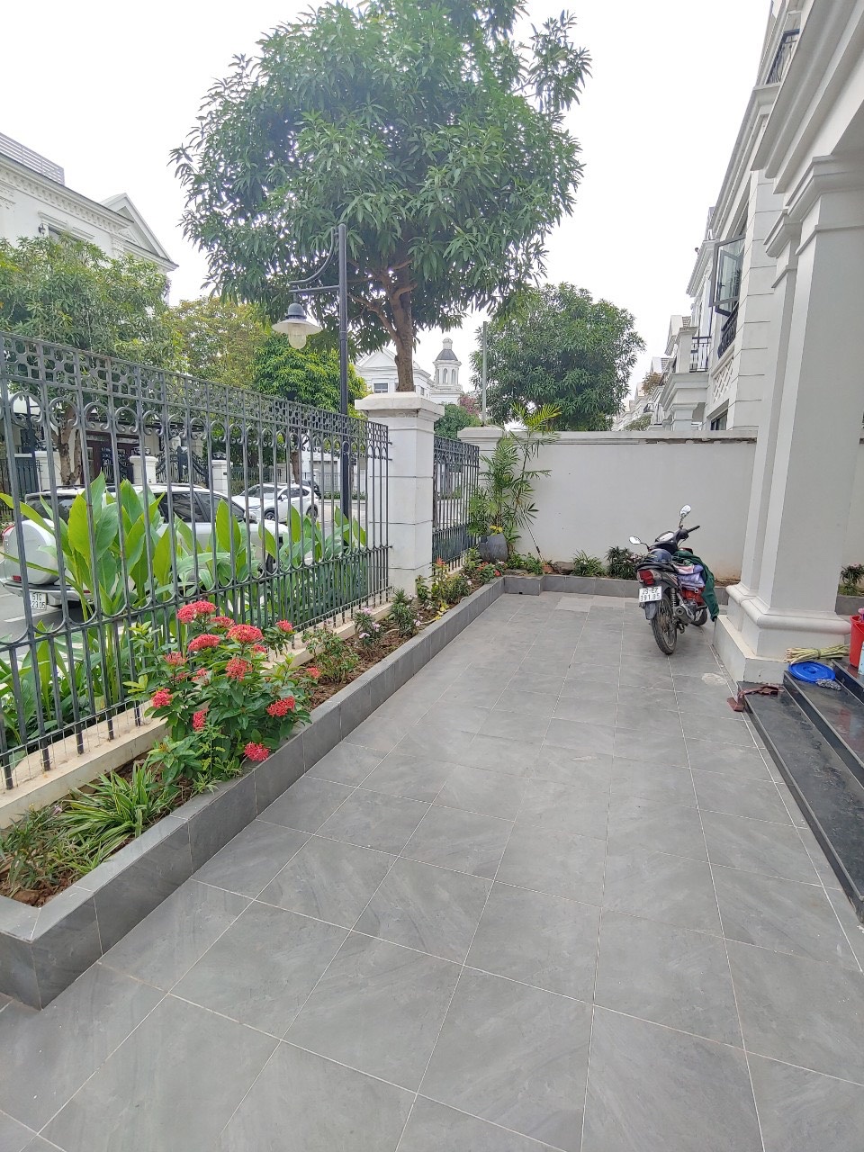 Cho thuê căn BTĐL sân vườn,5 phòng ngủ, đủ đồ giá tốt bên khu Nguyệt Quế Vinhomes Riverside