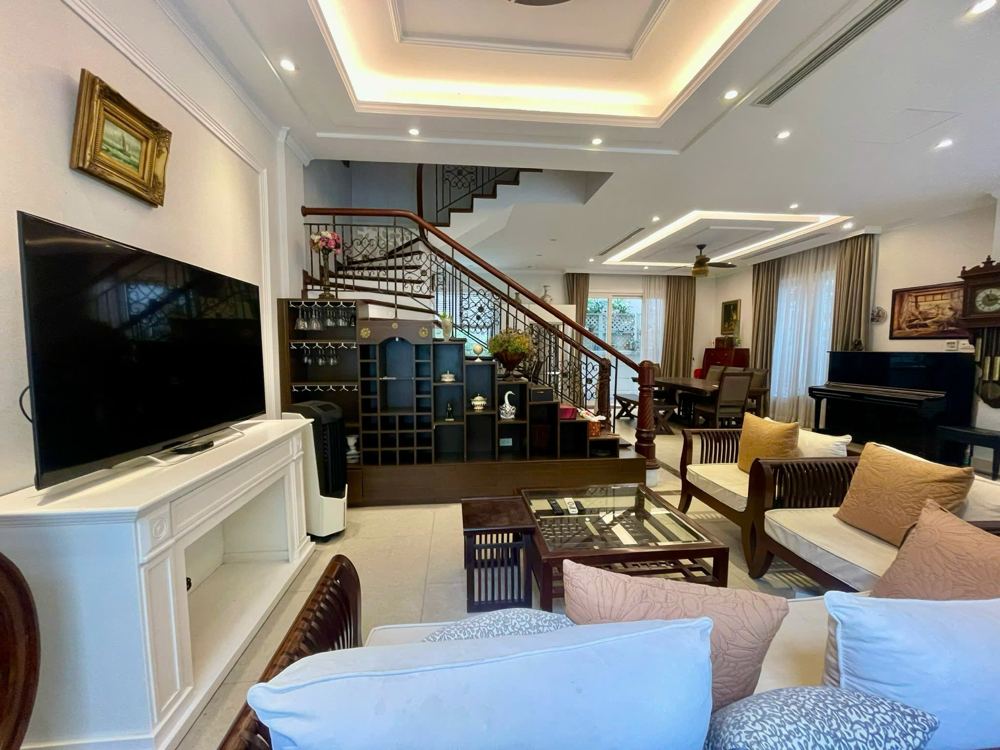 Cho thuê căn BTSL 4 phòng ngủ, đầy đủ đồ bên khu Anh Đào Vinhomes Riverside Long biên