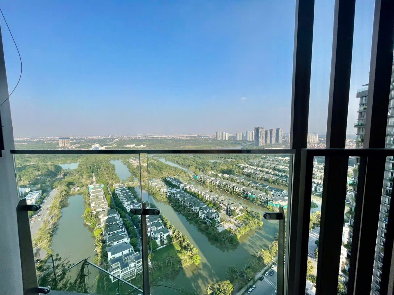 Cho Thuê Căn Hộ 2 Phòng Ngủ Full Nội Thất Đẹp, View Biệt Thự Đảo Tòa Solforest Ecopark