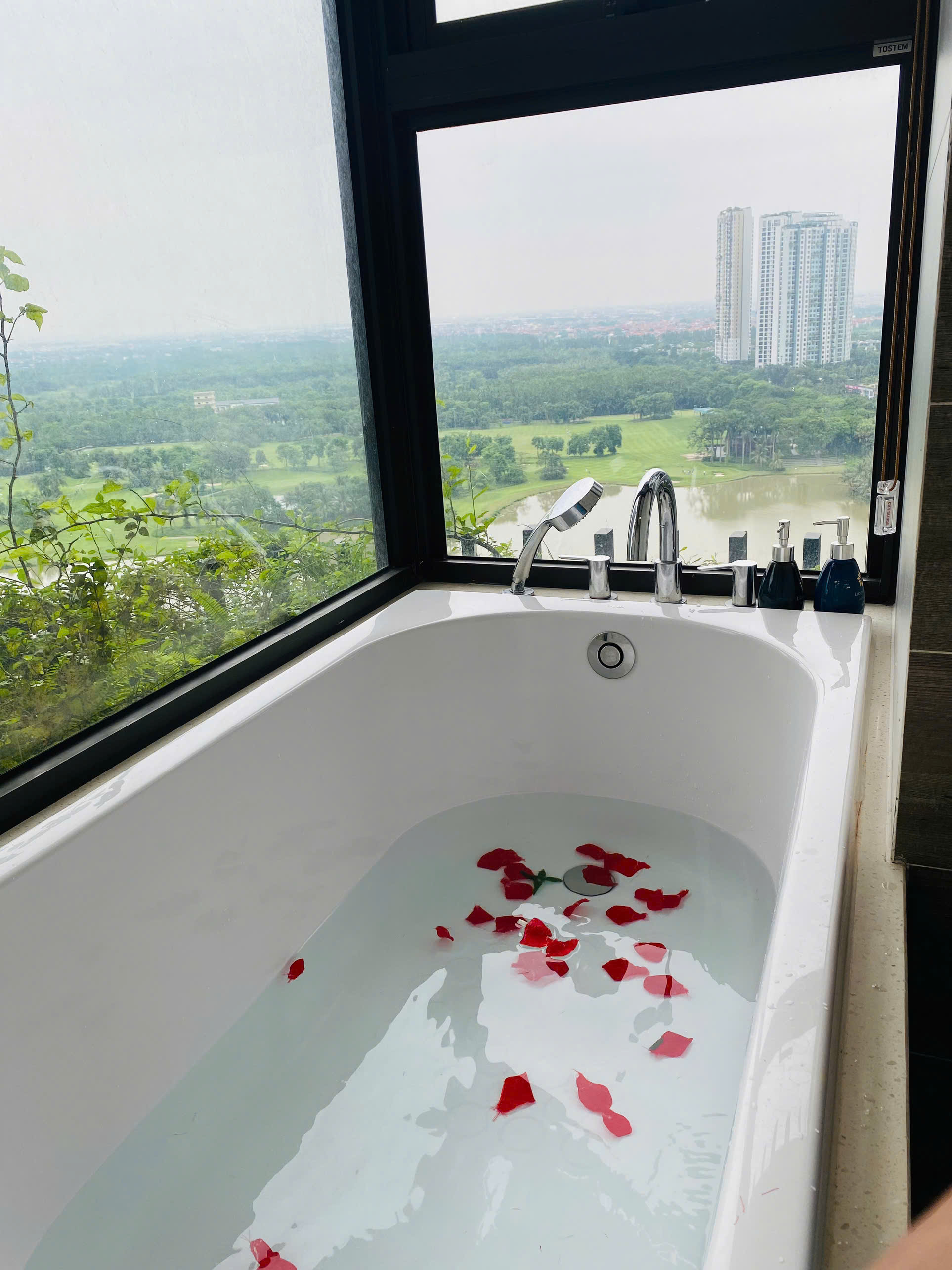 CHO THUÊ CĂN HỘ 2 PHÒNG NGỦ TẠI TÒA R1 ONSEN ECOPARK - 64M2. GIÁ 13 TRIỆU/THÁNG