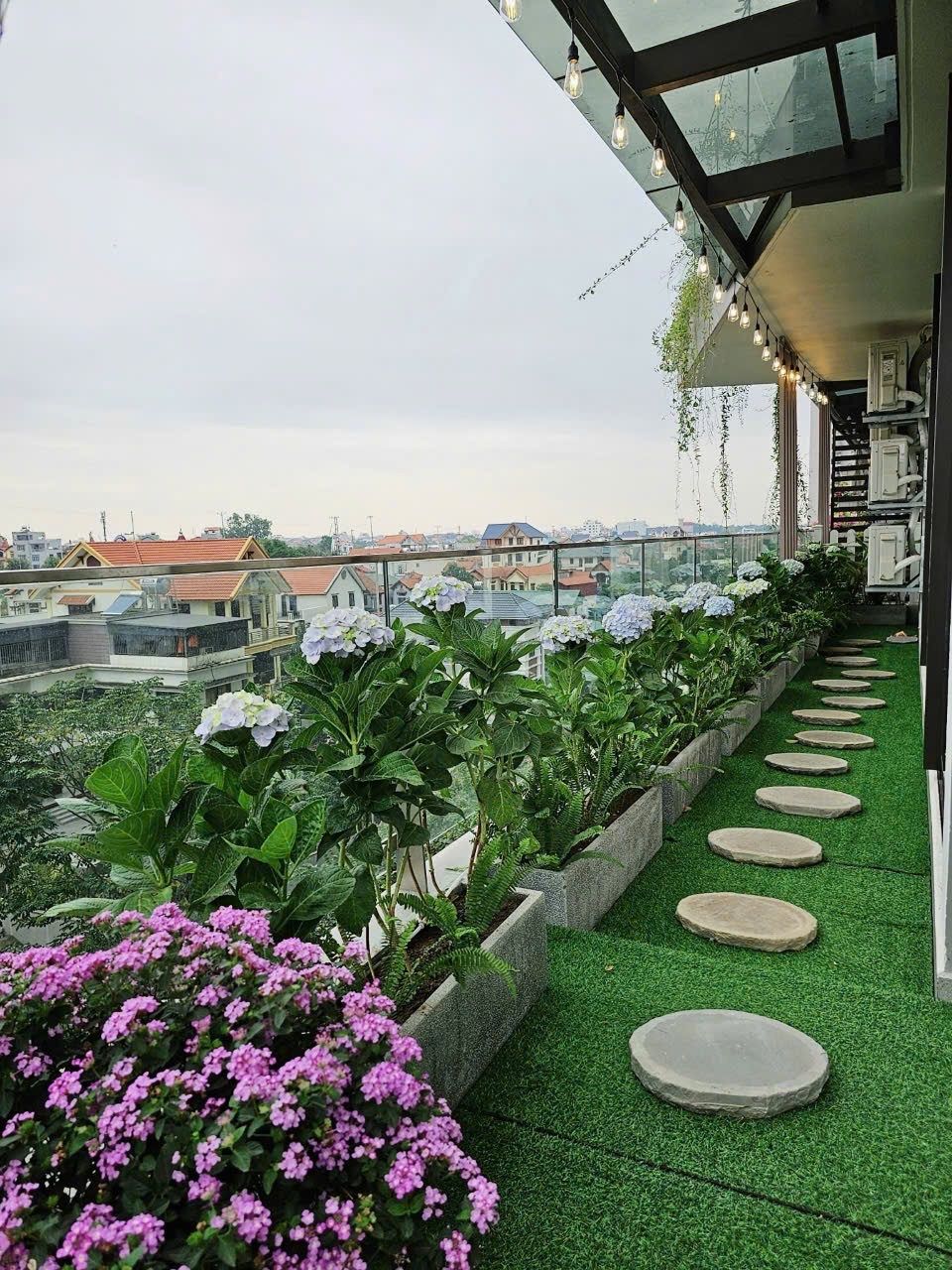 Cho thuê căn hộ 60m2 + 40m sân vườn, 2 phòng ngủ đủ đồ bên tòa Solforest Ecopark